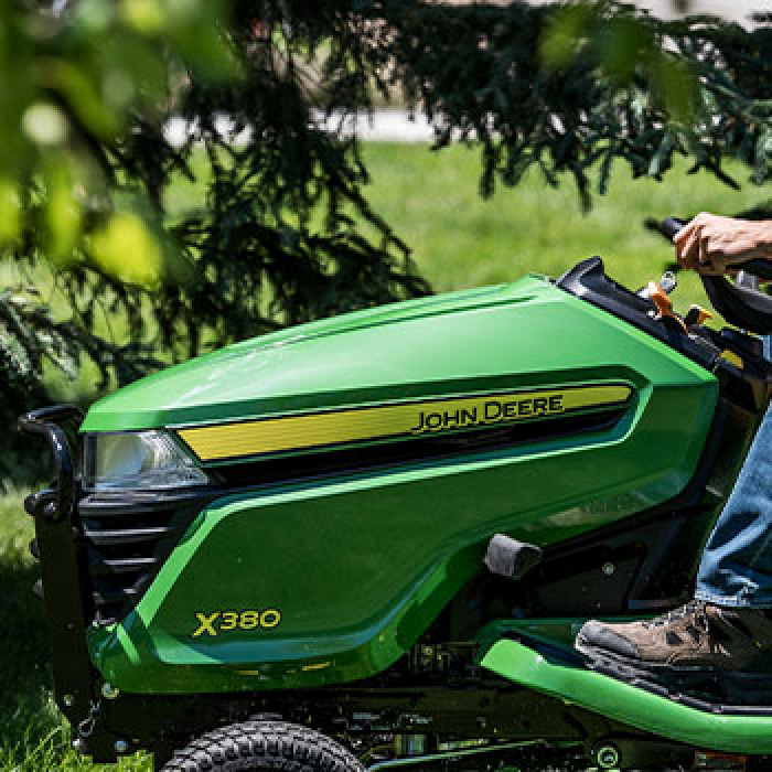 Газонокосарка John Deere X380	