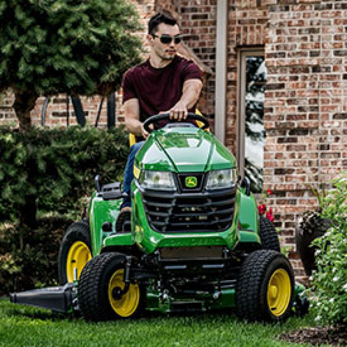 Газонокосарка John Deere X590	